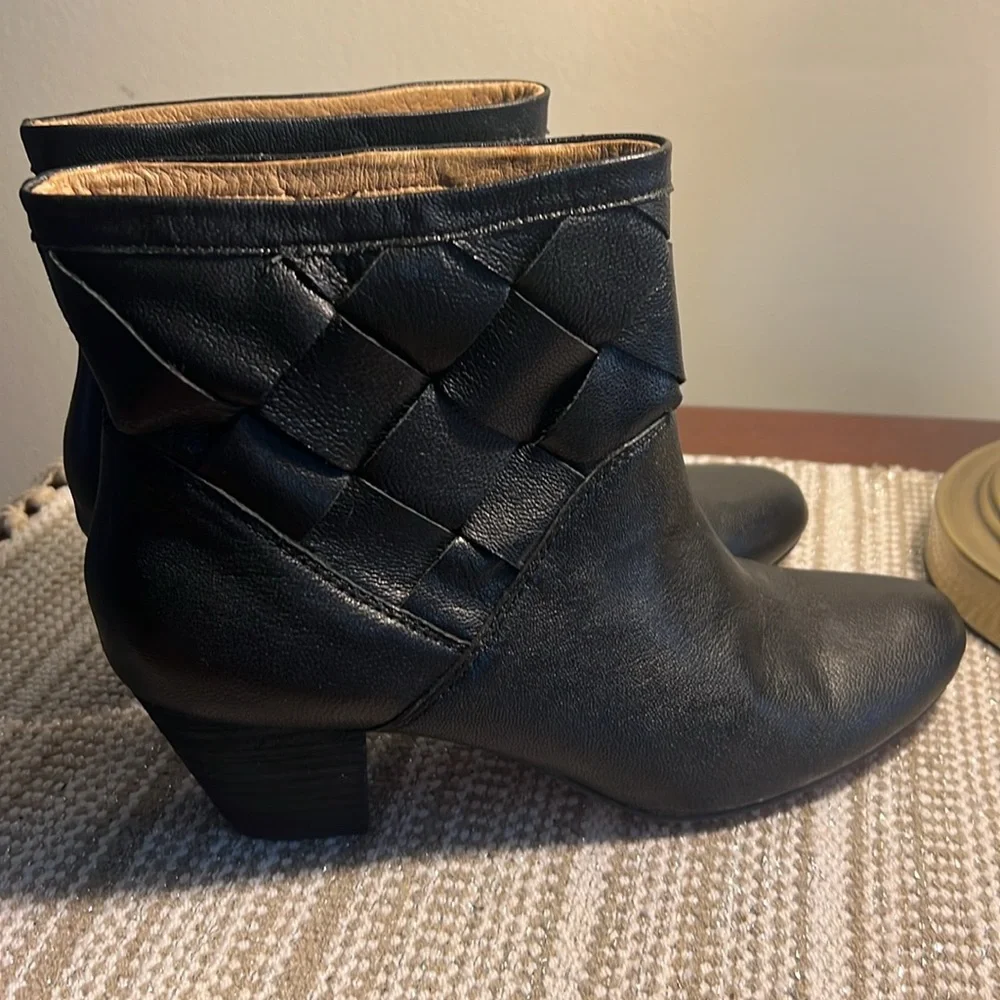 Corso Como Women’s Black Leather Bootie Size 7.5